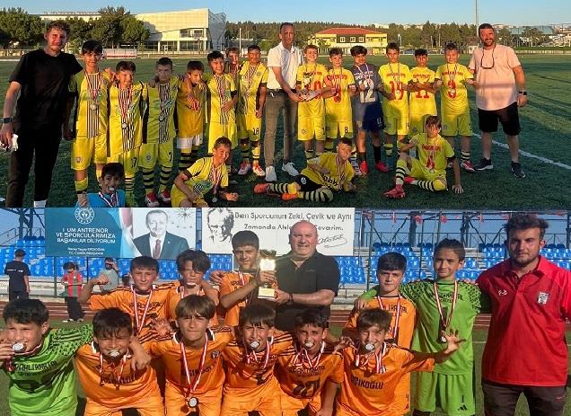 U 12 Minikler Şenliği Ligi A ve G Grubu Şampiyonları Kupalarını Diğer Takımlarımız da Madalyalarını Aldı