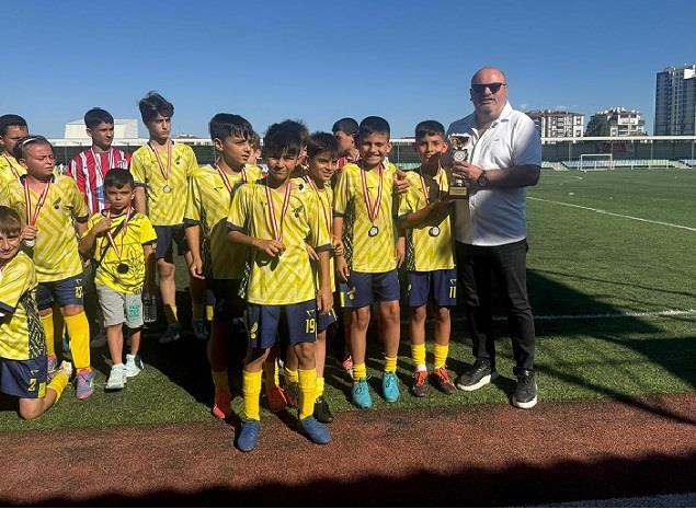 U 12 Minikler Şenliği Ligi D Grubu Takımlarımız Kupa ve Madalyalarını Aldı