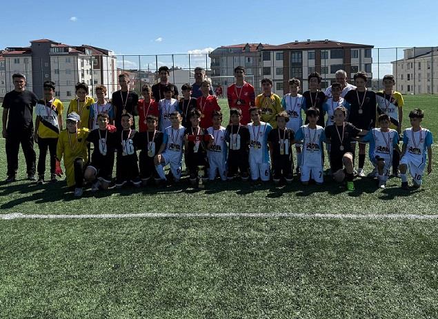 U 12 Minikler Şenliği Ligi F Grubu Takımlarımız Kupa ve Madalyalarını Aldı